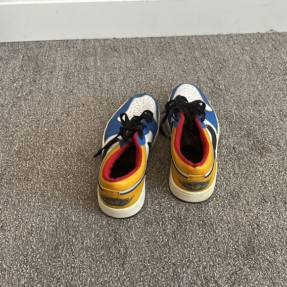 A Nike shoe . - Picture 3 of 3